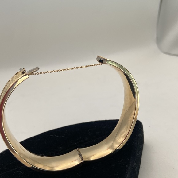 victorian hinged bangle bracelet. intricate floral design safety chain. - Picture 8 of 9